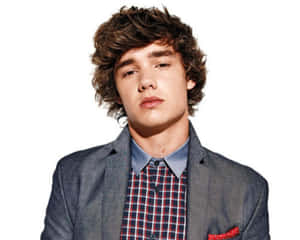 年輕男士穿著灰色西裝外套和格仔恤衫，背景純白