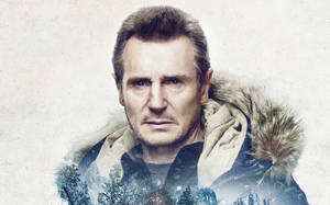 一個穿著冬季外套的男人，雪地森林的影像疊加在他的軀幹上。