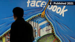 人物剪影走過壁畫，顯示Facebook標誌打開露出伺服器機房。