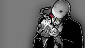 一個光頭男人穿著西裝戴著護目鏡抽煙。