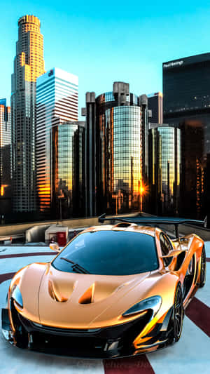 金色McLaren P1跑車在天台上，以城市天際線為背景，日落時分。