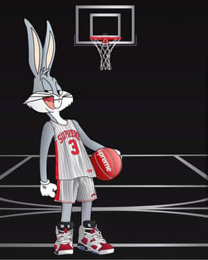 穿著Supreme球衣的賓尼兔在球場上拿著籃球。