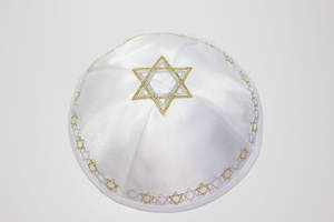 白色緞面基帕，帶有金銀大衛之星刺繡。