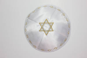 白色緞面基帕，金銀刺繡大衛之星和邊框。