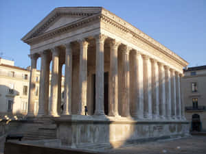明亮的陽光下，擁有高聳圓柱的古老石廟。