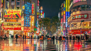 下雨的東京夜晚街道，有發光的霓虹燈牌和行人。