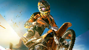 越野電單車手在 dirt bike 上轉彎時泥土飛濺