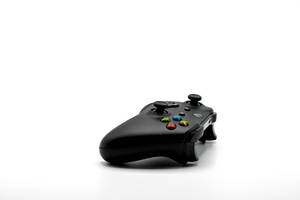 白色背景上的黑色Xbox控制器