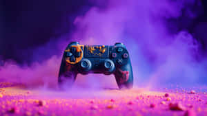 黑色PlayStation手掣覆蓋著橙色粉末，被紫色煙霧包圍在粉紅色粉末地面上。 — 5120x2880 壁紙