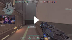 《Overwatch 2》遊戲畫面，顯示玩家在未來主義走廊中手持發光武器。