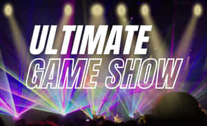 觀眾剪影觀看被彩色雷射光照亮的舞台，上面寫著「ULTIMATE GAME SHOW」。 — 終局 壁紙