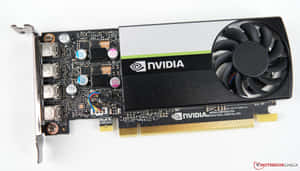 NVIDIA 顯示卡，帶有散熱風扇和 PCIe 連接器