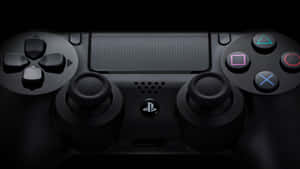 黑色PlayStation手掣，在黑暗環境中帶有發光按鈕。