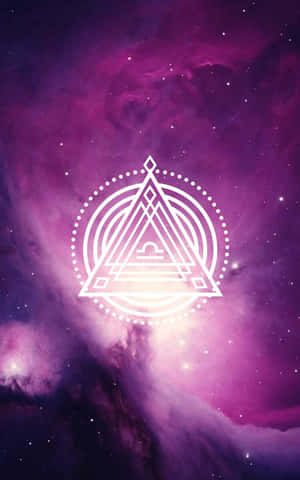 一個在紫色星空星雲中的發光幾何符號。 — Galaxy Tab Active5 壁紙