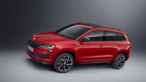 工作室燈光下的紅色Skoda SUV，設計時尚，黑色點綴。