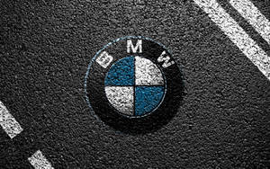 BMW標誌畫在瀝青路上，帶有白色條紋