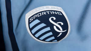Sporting Kansas City 足球隊徽章在藍色球衣布料上。 — 足球 壁紙