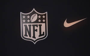 深色布料上的NFL標誌和Nike勾勾。