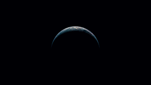 從太空看到的新月形地球，在黑色虛空中閃耀著城市燈光。