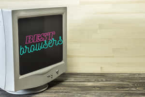 在木質表面上顯示霓虹文字「BEST browsers」的復古電腦顯示器。