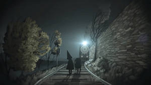 兩個戴帽的身影在夜間鐵路上走向一列發光的火車。