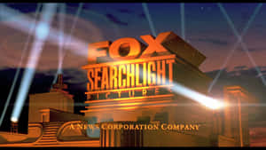 Fox Searchlight Pictures標誌在夜間探照燈下發光。