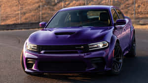 日落時分路上的紫色Dodge Charger SRT Hellcat