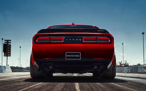 日落時分賽道上的紅色Dodge Challenger SRT。 — 竈門禰豆子 壁紙