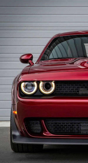 紅色肌肉車前部特寫，頭燈亮起。 — Dodge challenger GIF 壁紙