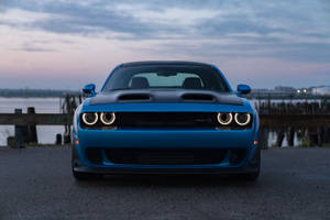 藍色道奇挑戰者SRT Hellcat在黃昏時停在海濱碼頭旁。 — Dodge challenger GIF 壁紙