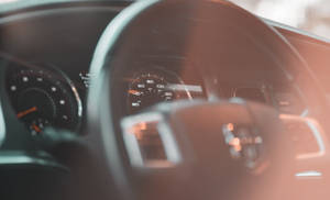 汽車內部，方向盤和儀表板沐浴在溫暖的陽光中。 — Dodge challenger GIF 壁紙