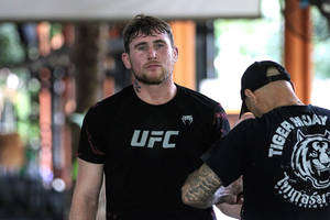 UFC拳手在健身房由教練準備 — 健身 壁紙