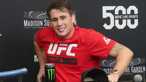 UFC拳手在新聞活動中微笑，手持Monster罐 — 運動 壁紙