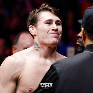 MMA拳手在賽前面對面對峙中對對手微笑 — 微笑 壁紙
