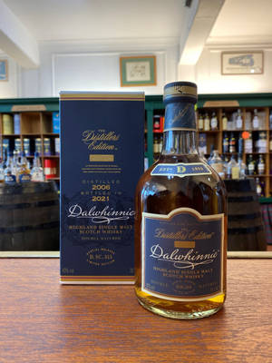 Dalwhinnie威士忌酒瓶和盒子放在木製櫃檯上，威士忌商店