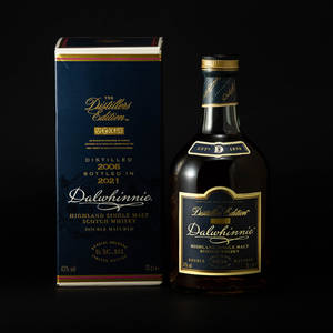 Dalwhinnie 威士忌酒瓶和盒子，黑色背景上帶有金色文字