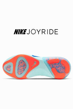 Nike Joyride 鞋底特寫，顯示橙色和藍綠色的緩衝珠。