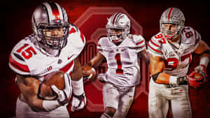 三名身穿白色和紅色球衣的俄亥俄州立大學美式足球員擺出動作姿勢。