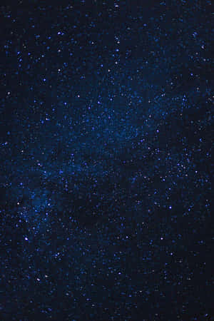 深藍色調的星空夜空，散落著明亮的星星。