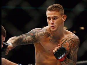 紋身MMA拳手喺UFC八角籠入面出拳。