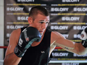 運動員戴著拳擊手套在GLORY品牌擂台內出拳。