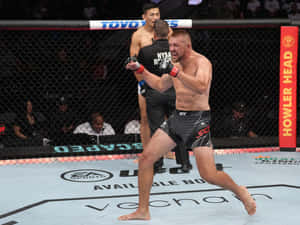 MMA拳手在UFC八角籠比賽中揮拳。