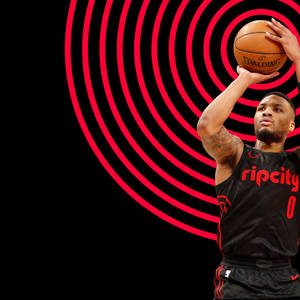 身穿黑色 Rip City 球衣的籃球運動員，在紅色圓形背景下投擲 Spalding 籃球。