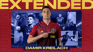 足球運動員 Damir Kreilach 穿著紅色球衣指著球隊會徽，背景有動作照片。 — 拼貼 GIF 壁紙