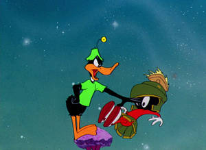 Daffy Duck 在星空下於外太空拳打Marvin the Martian。