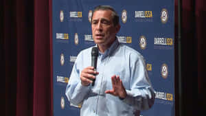國會議員 Darrell Issa 在競選活動中發言。