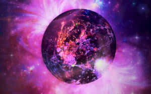 一顆發光的行星，被深空中旋轉的紫色和粉紅色星雲包圍。