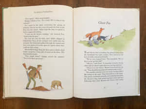 打開的插圖兒童書，木桌上放有狐狸角色和農夫。