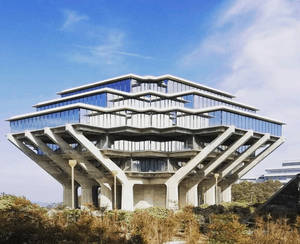 藍天下帶玻璃陽台的現代混凝土建築 — 加州 壁紙