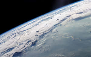 從太空看到的地球，有旋轉的雲層和白雪覆蓋的土地。 — 行星 壁紙